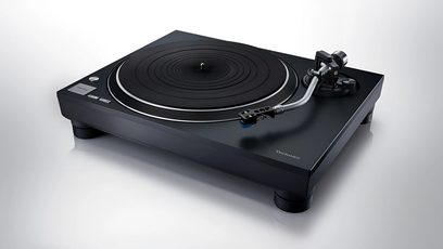 Pickup hi-fi Technics SL-100CEG-K negru, vedere de sus în ușoară perspectivă, cu talgerul rotativ și brațul pick-up-ului vizibile