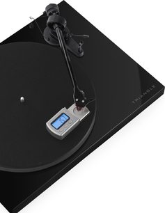 Hi-fi vinylspelare Triangle Lunar 3 svart, vy ovanifrån, cirkulär svart tallrik, svart tonarm, digital display