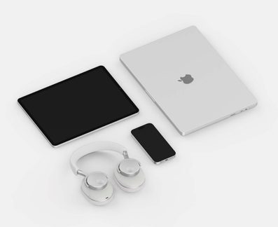 Sort tablet, sølvfarvet bærbar computer, sort smartphone, hvidt headset, set ovenfra, hvid baggrund