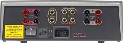 Bagside af en sølvfarvet Cyrus 6 Power-forstærker med RCA-stik, MC-BUS, bi-wire højttalertilslutninger og 230V-50/60Hz 300W sikring