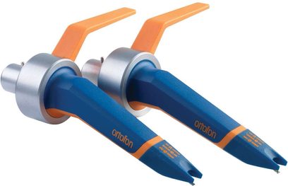 To DJ-pladespillerceller fra Ortofon Concorde MKII TWIN, blå og orange, med nåle, set oppefra