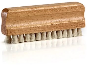 Brosse pour vinyle Okki Nokki Record Cleaning Brush, manche brun clair arrondi et rangée de poils beiges