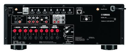 Задня панель чорного металевого AV-підсилювача, порти HDMI, RCA, оптичний, коаксіальний, RJ45 і клеми для акустики червоного/чорного кольору