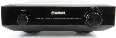 Yamaha YPC-1 passiv volumenkontrol, set forfra, med lydstyrke- og inputknapper, i et rektangulært sort kabinet