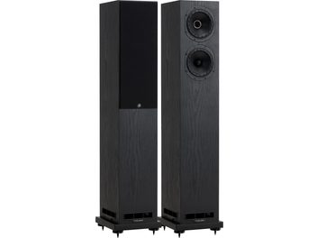 To Fyne Audio F55E gulvhøjttalere i sort med træeffekt, den ene med frontgitter, den anden med to enheder, frontporte