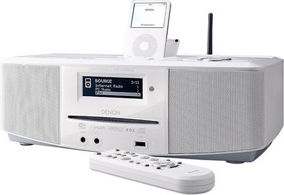 Denon S-52 hvid hi-fi mini-anlæg, set forfra, med cd-afspiller, LCD-skærm, knapper, højttalere og fjernbetjening