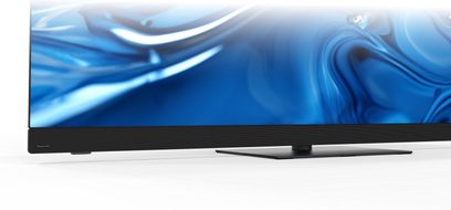 Panasonic TV-77Z90B must televiisor, lameklaasist ekraan, mattmust alumine raam koos integreeritud heliribaga, paigaldatud keskmisele ristkülikukujulisele metallist jalale, vaade eest lähivõttena
