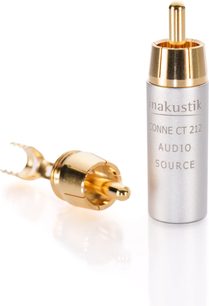 Inakustik Connect 212 RCA-audiostik med satineret sølvmetal, forgyldte stifter og ringe, synlig graveret tekst, perspektivbillede på hvid baggrund