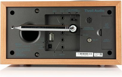 Vedere din spate a radioului Tivoli Model Three BT, carcasă din lemn de cireș, antenă telescopică retractabilă, porturi audio și USB