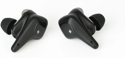 Čierne slúchadlá do uší Hifiman Svanar Wireless 2 s čiernymi nadstavcami a puzdrami s hranatými líniami