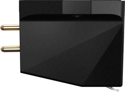 Ortofon MC X20 siyah plak çalar hücresi, altın renkli metal bağlantı pimleri bulunan çokgen plastik gövde, profil görünümü