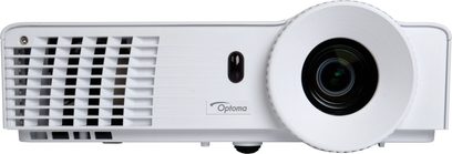 Optoma EW400 hvid videoprojektor, set forfra, linsen forskudt mod højre, ventilationsgitter til venstre