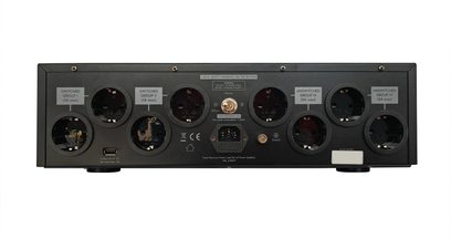 Taga Harmony PC-9000DC juodas tinklo kondicionierius su 8 lizdais, 1 USB prievadu, 1 sukamu jungikliu, 1 IEC lizdu ir paaiškinamosiomis etiketėmis