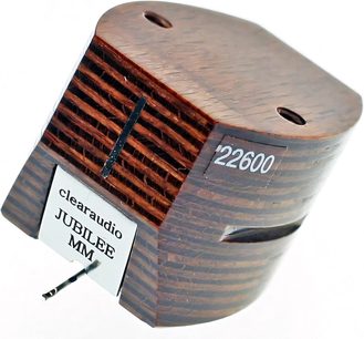 Cellula per giradischi ClearAudio Jubilee MM, vista angolare, finitura in legno, etichetta "22600", iscrizione "clearaudio JUBILEE MM"