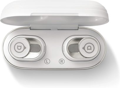 Bezdrátová sluchátka Devialet Gemini II v ikonické bílé barvě, pohled shora, otevřený nabíjecí box, sluchátka v držácích