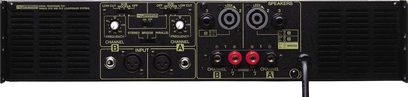 Yamaha P7000S sort effektforstærker, frontpanel med kontroller, audio-indgange og -udgange, set forfra