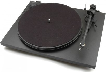 Pro-Ject Essential II Reference sort pladespiller, sort pladetallerken og base, tonearm med pickup, minimalistisk design