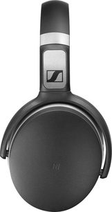 Trådløst circumauralt hovedsæt Sennheiser HD 4.50BTNC sort, set fra venstre profil, med oval ørepude og polstret hovedbøjle