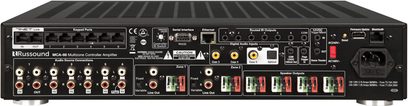 Russound MCA-66 multizone-forstærker, sort frontpanel med knapper, porte, display og indikatorlamper