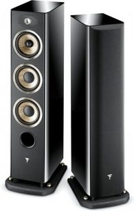 Focal Aria 926 søjlehøjttalere i sort højglans, set forfra, to højttalere side om side, tre synlige højttalerenheder på hver højttaler