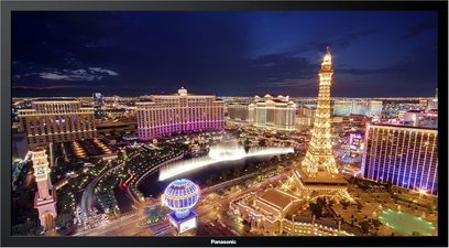 Natlig luftfoto af det oplyste Las Vegas med hoteller, kasinoer, springvand og Eiffeltårnet fra Paris Las Vegas
