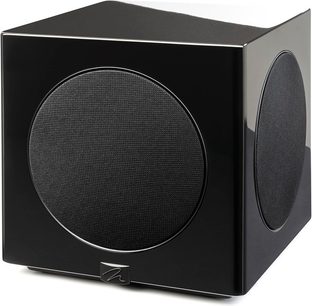 Subwoofer MartinLogan Abyss 8 v černém lesklém provedení, kubický design, černá kruhová mřížka na přední straně a boku, pohled 3/4