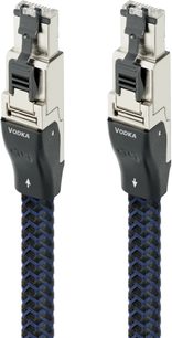 Audioquest RJ/E Vodka 1,5 m Ethernet RJ45 ağ kablosu, ön görünüm, iki gümüş metal konektör, siyah klipsler, "Vodka" yazılı siyah kılıf ve siyah-mavi örgülü kılıf