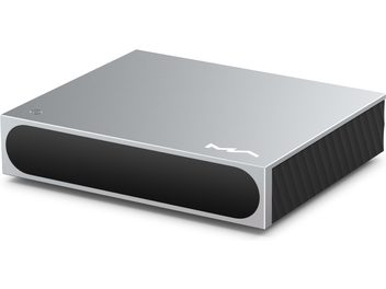 Lettore audio di rete Matrix Audio Mini‑i 4 in alluminio argento opaco, pannello frontale nero lucido arrotondato, piccolo pulsante di accensione circolare argento in alto a sinistra, lato destro con scanalature diagonali nere, vista tre quarti anteriore destra