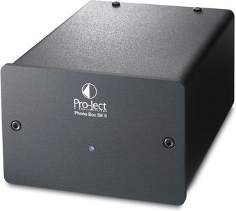Pro-Ject Phono Box SE II sort forforstærker i sort, set forfra i let fugleperspektiv, mørkegrå tekstureret metalkabinet, blå LED, ingen synlige skruer