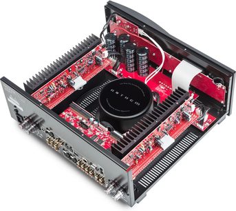 Anthem STR integrētais melns hi-fi stereo pastiprinātājs, skats no augšpuses, sarkani un melni elektroniskie ķēžu loki, sudraba krāsas pogas un savienotāji