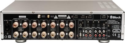 Alt-i-en Block CVR-200 AV sølv high-fidelity system, kabinet i børstet sølvmetal, bagside med sort panel tæt besat med forgyldte højttalerterminaler, HDMI-porte, optiske indgange, RCA, USB og antenne.