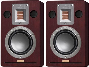 Par AudioVector QR Wall SE baghøjttalere i brun træ med mahogni-finish, set forfra med indbygget kobberbånd-diskant i børstet aluminiumsplade, to små runde diskanter med sort gitter, stor woofer med aluminiumsring og slidsformet basrefleks nederst