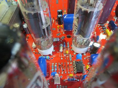 AudioValve RKV Mark 3 sort hovedtelefon-forstærker, nærbillede af indersiden, elektroniske komponenter på rød printplade