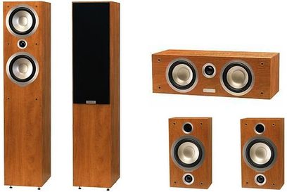 Tannoy "Mercury VR" garso kolonėlių rinkinys, šviesaus klevo medienos korpusai su juodais garsiakalbiais, vaizdas iš priekio