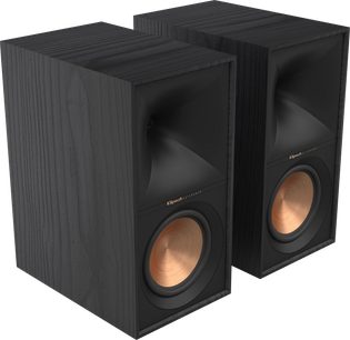 Caixas de som de estante Klipsch R-60M preto, vista em ângulo, duas unidades, gabinete retangular, alto-falantes em cobre, frente preta