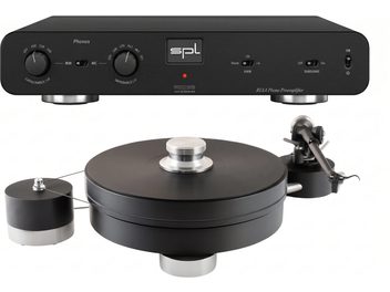 Sort SPL Phonos phono-forforstærker over en sort og sølvfarvet pladespiller med ekstern motor