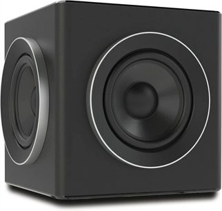 Caisson Sira L-1, černá krychle, perspektivní pohled, 3 viditelné kruhové reproduktory s stříbrnými obvodovými linkami