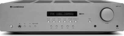 Cambridge Audio AXR100 stereoforstærker i sølv, set forfra, FM-visning 106.20MHz, kontrolknapper og drejeknap, hovedtelefonstik på forsiden