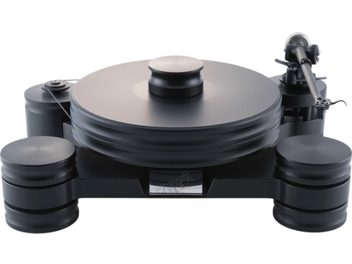 Pohled zepředu na gramofon Transrotor Dark Star TRA Studio, černý matný akrylátový šasi a talíř s drážkovanými okraji, tři válcové nohy složené na sebe, středový přítlačný kotouč v ladícím provedení a kovové rameno na pravé straně