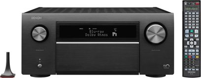 Denon AVC-A110 sort hjemmebiografsforstærker, set forfra, blå skærm "Blu-ray Dolby Atmos", fjernbetjening og Wi-Fi-antenne
