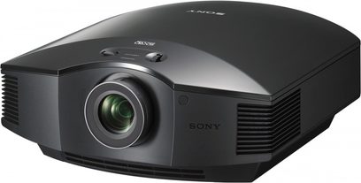 Proyector Sony VPL-HW45ES negro, vista frontal ligeramente inclinada, lente a la izquierda, rejillas de ventilación en la parte superior