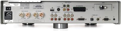 Bagudsigtsbillede af en Primare DVDi 10 DVD-afspiller med audio/video-stik, USB-port, hovedtelefonstik og kontrolknapper