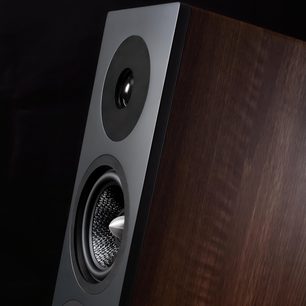 Gulvhøyttaler Krypton 6 Classik med sidepanel i mørkt tre, svart front, rund diskant og mellomtone-basshøyttaler