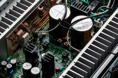 Hi-fi stereo zesilovač Denon PMA-1700NE černý, pohled shora na vnitřní elektronické součástky a hliníkové chladiče