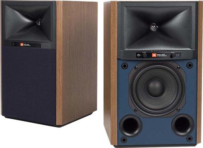 JBL 4305P højttalere i valnøddetræ, set forfra, mørkt træhus, sort højttaler, sølvfarvet diskant, sort front