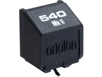 Diamante per giradischi Ortofon STYLUS 540 MK II, vista prospettica, lato anteriore con iscrizioni bianche "540 Mk II" e "ortofon"