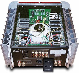Hi-fi stereo zesilovač Consonance Forbidden City Calaf černý, pohled zepředu s otevřeným krytem ukazující vnitřní elektronické komponenty