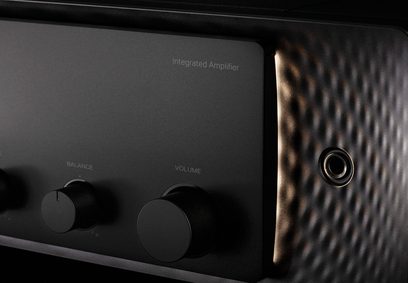 Ampli hi-fi stéréo intégré Marantz Model 30 noir, vue de face partielle, boutons balance et volume, prise casque, finition bois