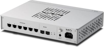 Switch Ethernet Matrix Audio SS‑1 gris argenté en aluminium mat, vue trois‑quarts avant droite, six ports RJ45 2,5 Gbps, deux ports SFP+ 10 Gbps, prise secteur IEC et grille de ventilation perforée motif MA