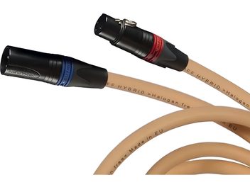 Beiges hybrides XLR-Audiokabel mit schwarzen Neutrik-Steckern, roten und blauen Ringen, Nahaufnahme